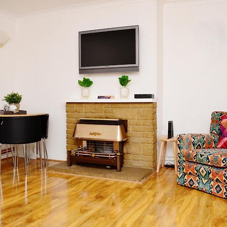 33Sm Dreams Unlimited Serviced Accommodation- Staines - Heathrow Стэнвэлл Экстерьер фото