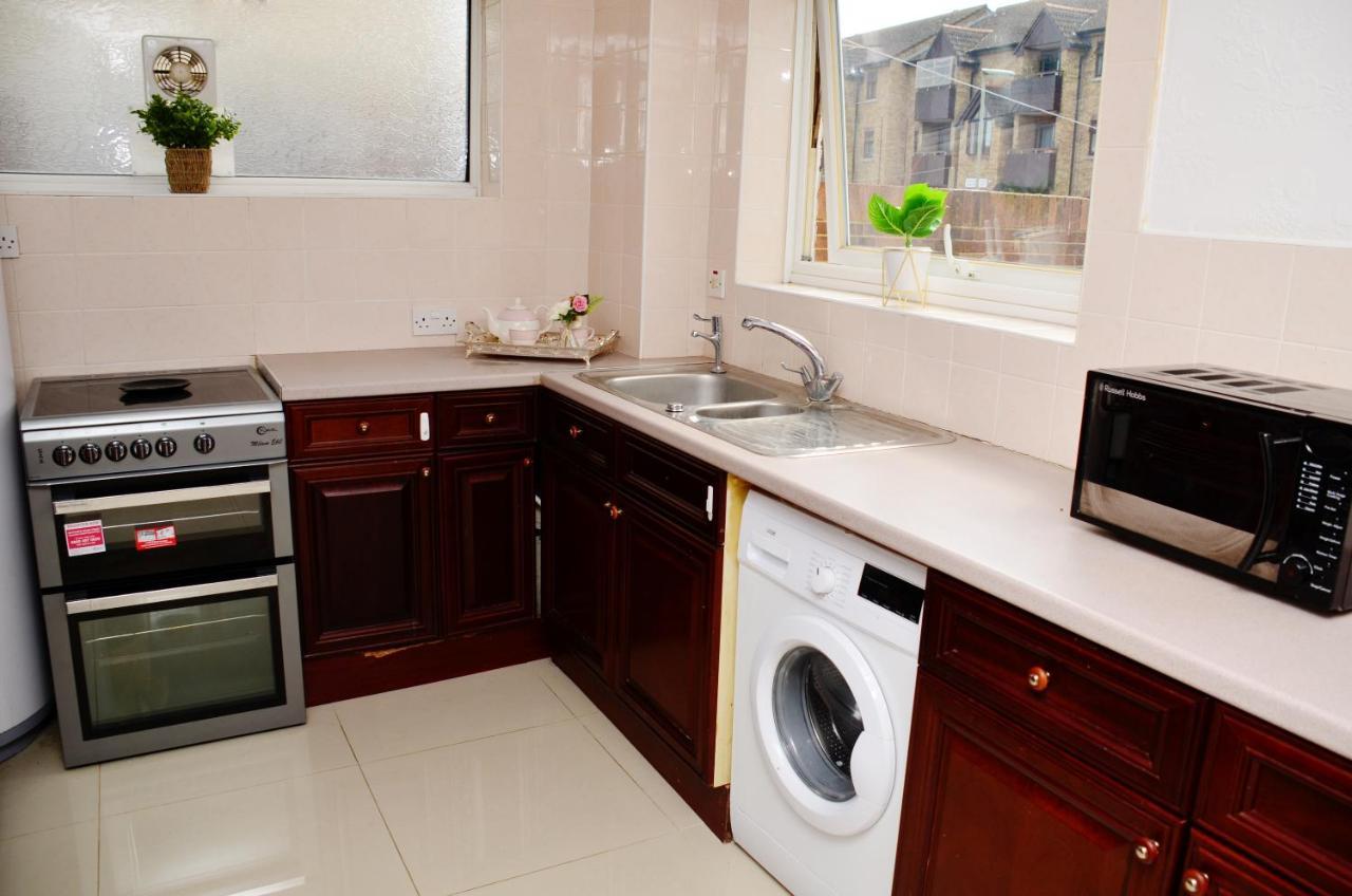 33Sm Dreams Unlimited Serviced Accommodation- Staines - Heathrow Стэнвэлл Экстерьер фото
