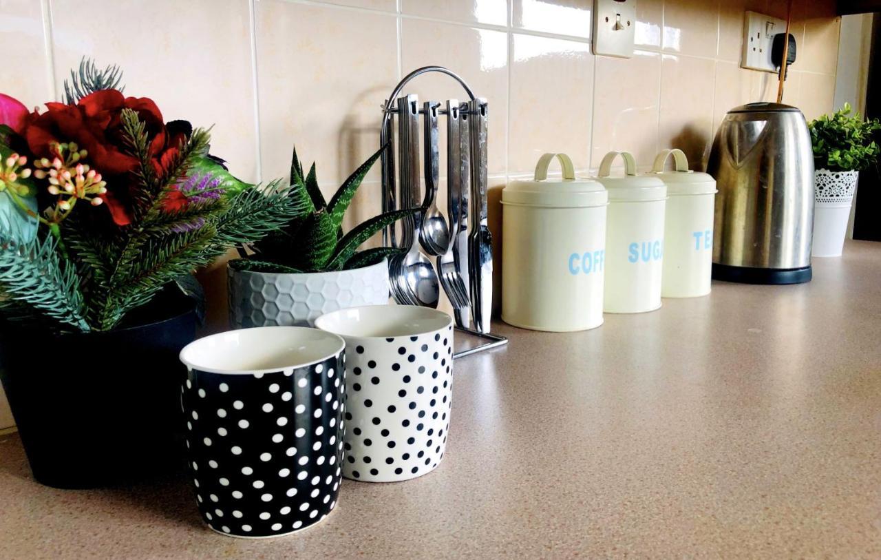 33Sm Dreams Unlimited Serviced Accommodation- Staines - Heathrow Стэнвэлл Экстерьер фото