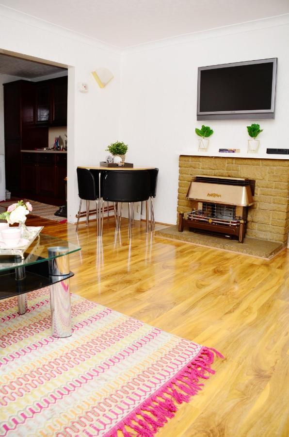 33Sm Dreams Unlimited Serviced Accommodation- Staines - Heathrow Стэнвэлл Экстерьер фото