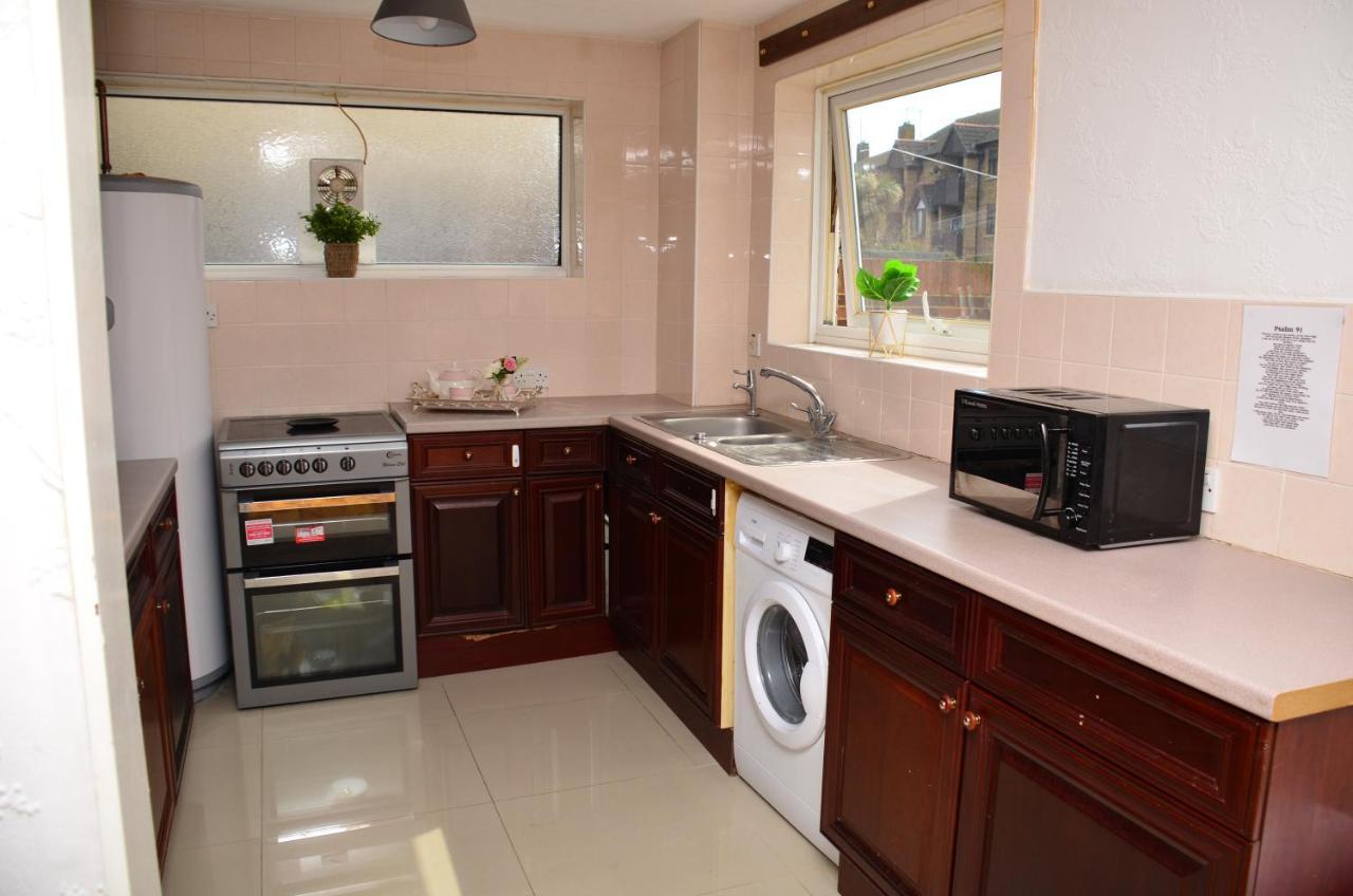 33Sm Dreams Unlimited Serviced Accommodation- Staines - Heathrow Стэнвэлл Экстерьер фото