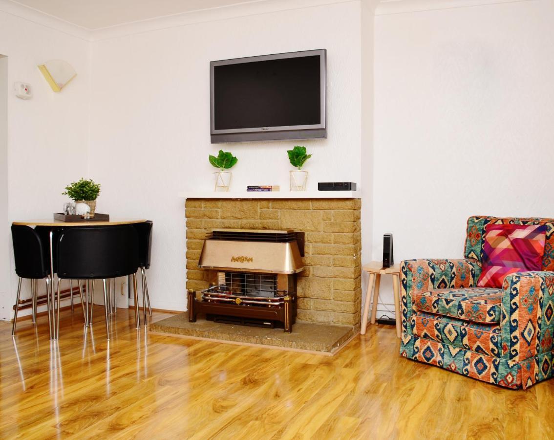 33Sm Dreams Unlimited Serviced Accommodation- Staines - Heathrow Стэнвэлл Экстерьер фото