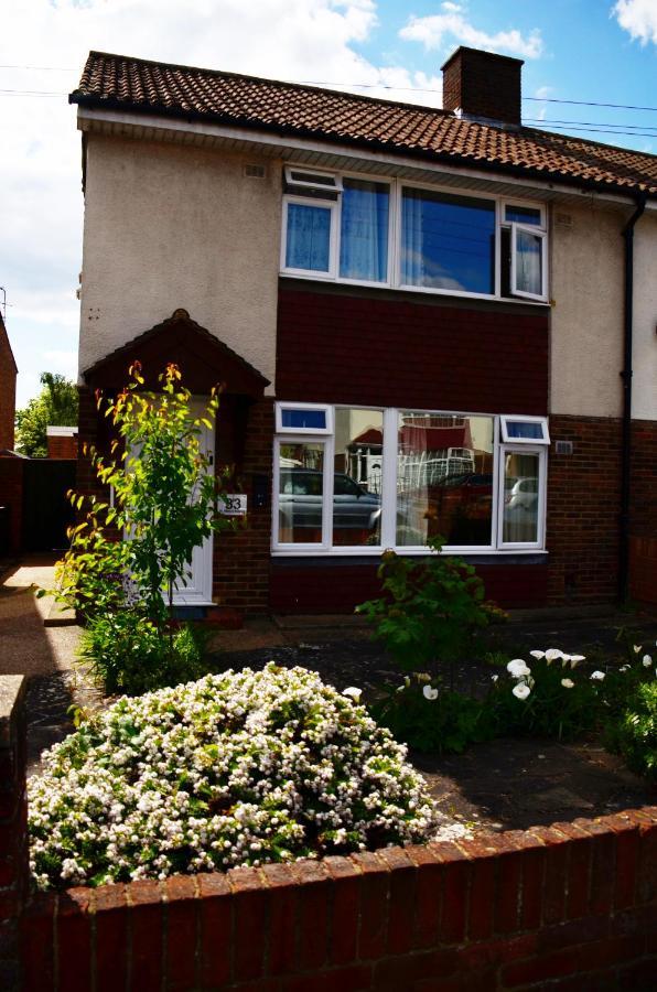 33Sm Dreams Unlimited Serviced Accommodation- Staines - Heathrow Стэнвэлл Экстерьер фото