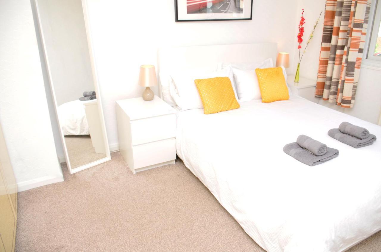 33Sm Dreams Unlimited Serviced Accommodation- Staines - Heathrow Стэнвэлл Экстерьер фото