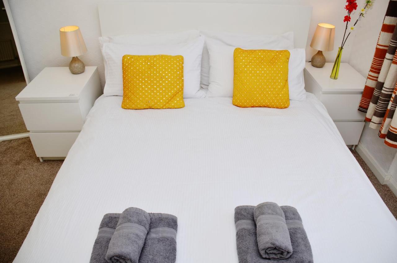 33Sm Dreams Unlimited Serviced Accommodation- Staines - Heathrow Стэнвэлл Экстерьер фото