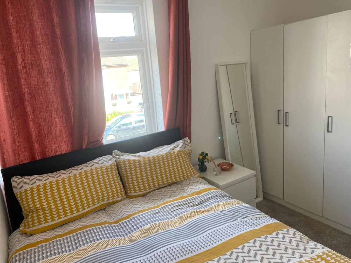 33Sm Dreams Unlimited Serviced Accommodation- Staines - Heathrow Стэнвэлл Экстерьер фото