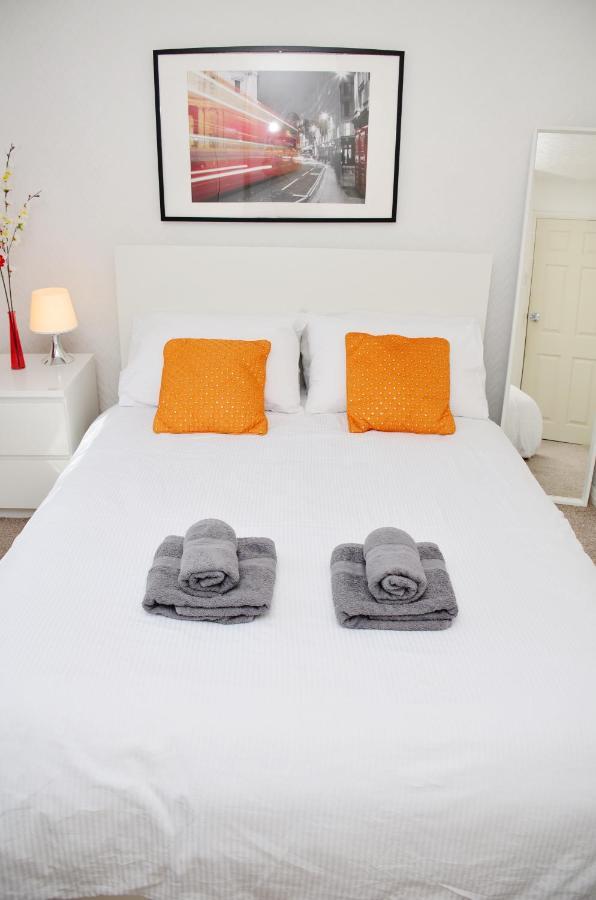 33Sm Dreams Unlimited Serviced Accommodation- Staines - Heathrow Стэнвэлл Экстерьер фото
