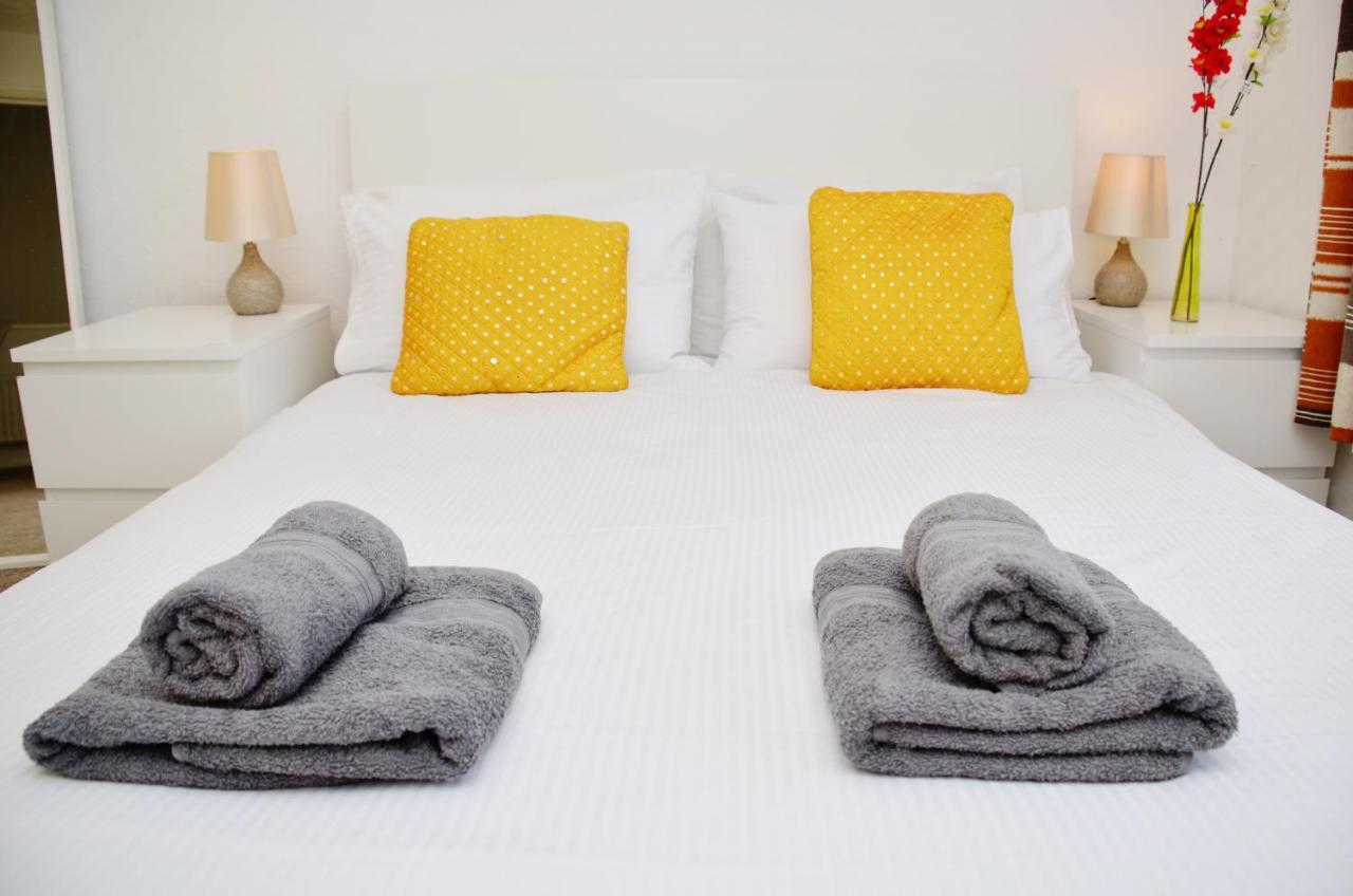 33Sm Dreams Unlimited Serviced Accommodation- Staines - Heathrow Стэнвэлл Экстерьер фото
