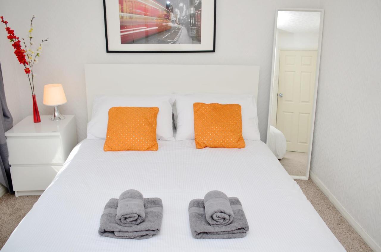 33Sm Dreams Unlimited Serviced Accommodation- Staines - Heathrow Стэнвэлл Экстерьер фото