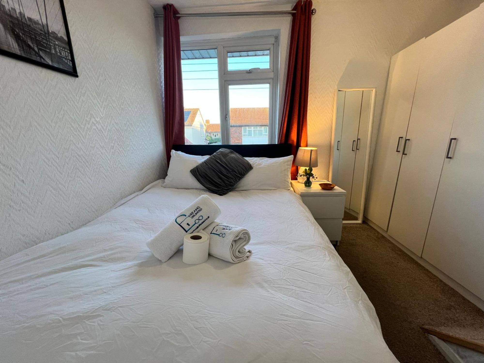33Sm Dreams Unlimited Serviced Accommodation- Staines - Heathrow Стэнвэлл Экстерьер фото