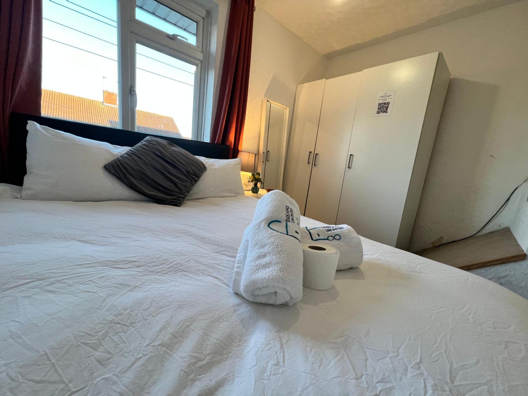33Sm Dreams Unlimited Serviced Accommodation- Staines - Heathrow Стэнвэлл Экстерьер фото