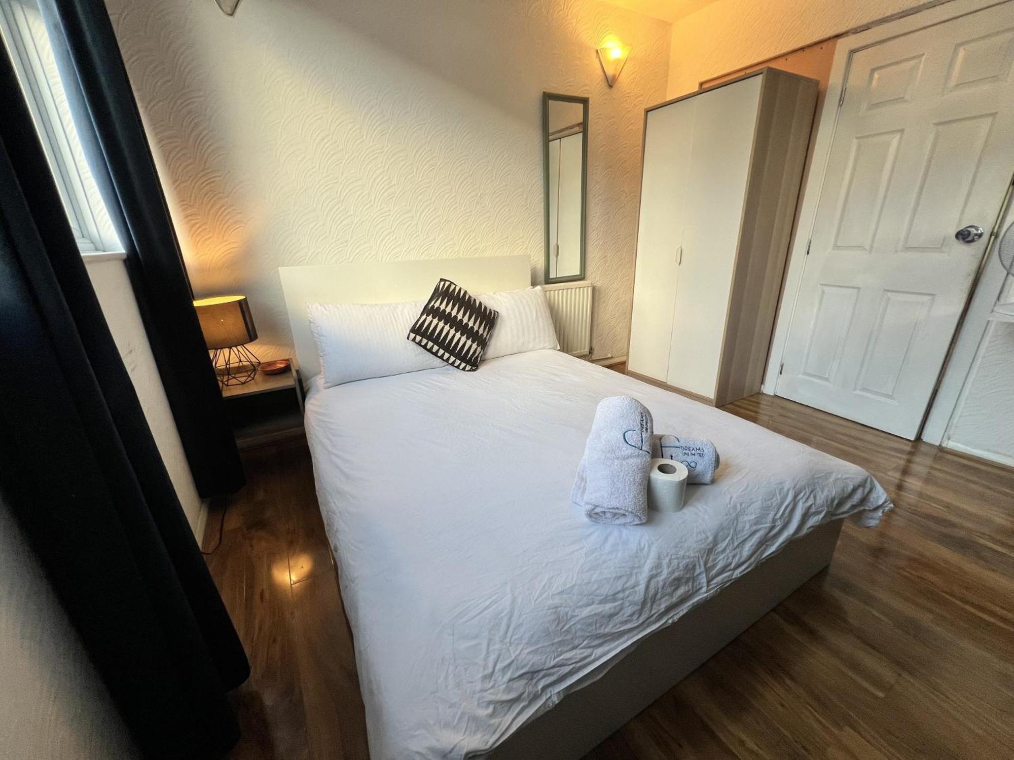 33Sm Dreams Unlimited Serviced Accommodation- Staines - Heathrow Стэнвэлл Экстерьер фото