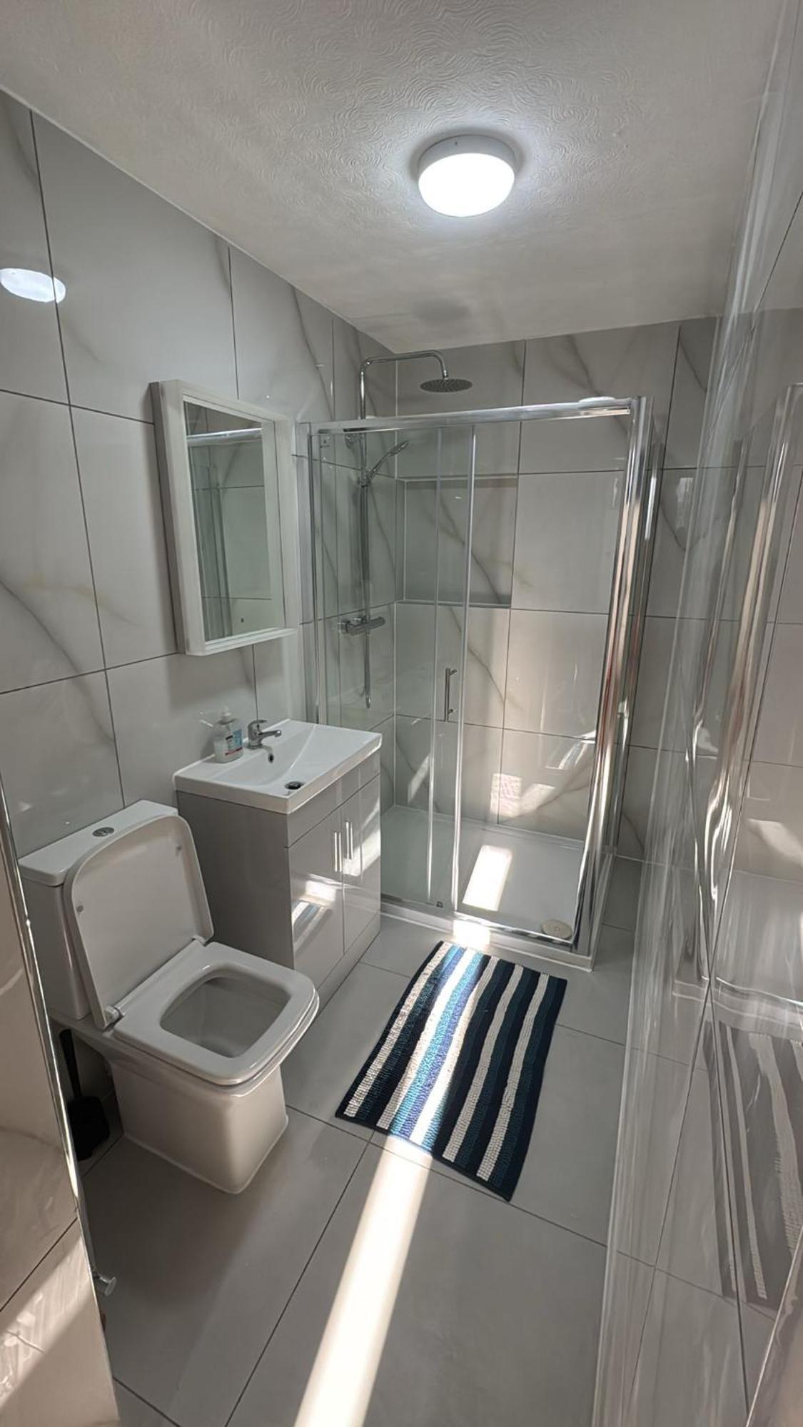 33Sm Dreams Unlimited Serviced Accommodation- Staines - Heathrow Стэнвэлл Экстерьер фото